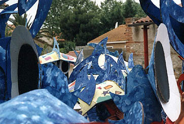 Dragon en carton bleu vu du dessus.