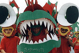 Tete de dragon en carton peint. Travaux manuels pour carnaval